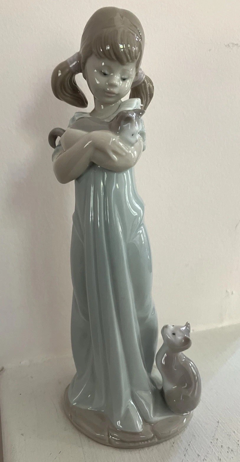 Retired 1990 Lladro Figurine “Don’t Forget Me” #5743 Daisa Holding her Kitten