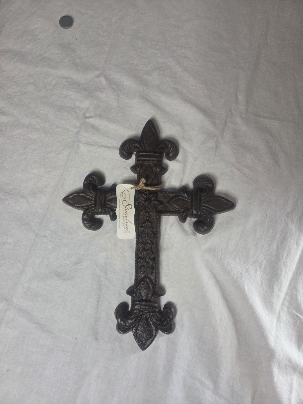 NEW STONEBRIAR COLLECITON METAL FLEUR DE LIS CROSS. Antique brown patina finish. NEW STONEBRIAR COLLECITON METAL FLEUR DE LIS CROSS. Antique brown patina finish.