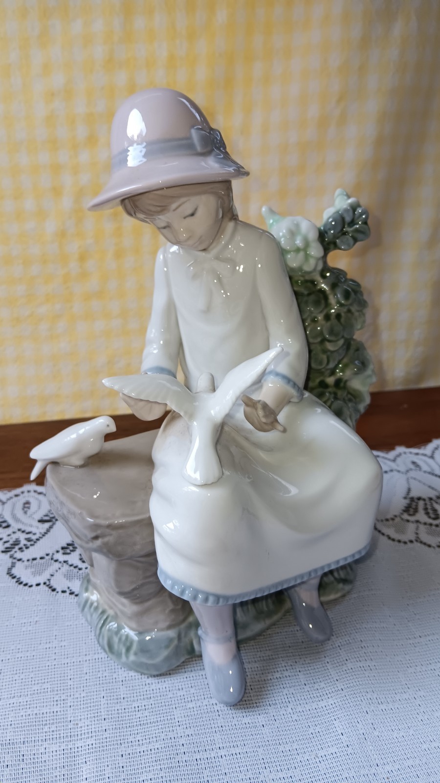 Vintage 1983 Lladro Figurine "Girl Feeding Doves" #0383 in Original Box 8" Tall Vintage 1983 Lladro Figurine "Girl Feeding Doves" #0383 in Original Box 8" Tall