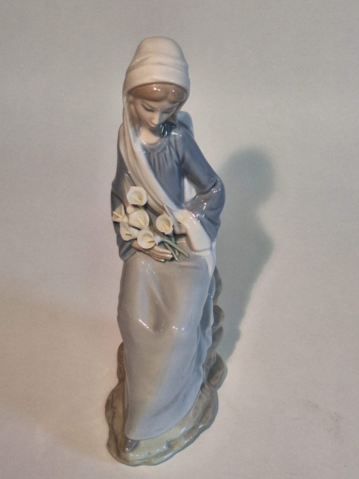 Retired Lladro 4650 Girl with Calla Lilies Porcelain Figurine Vintage Spain