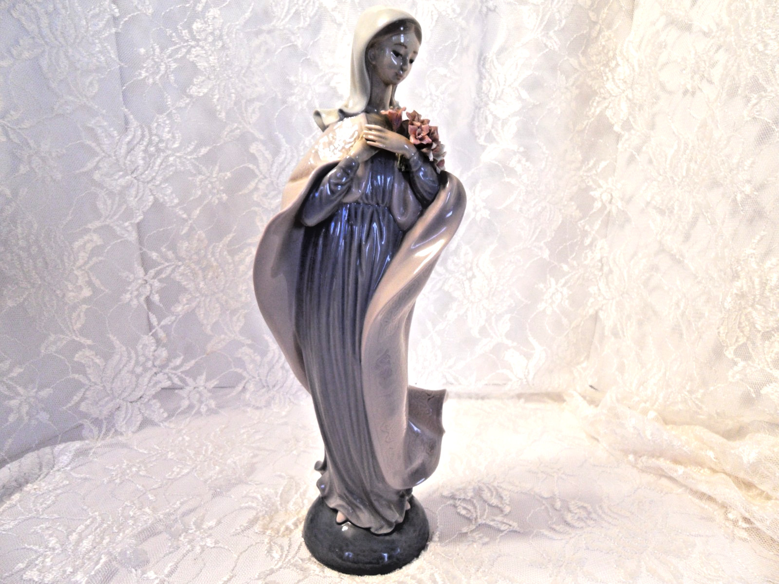 LLADRO # 5171 "OUR LADY WITH FLOWERS" PORCELAIN FIGURINE LLADRO # 5171 "OUR LADY WITH FLOWERS" PORCELAIN FIGURINE