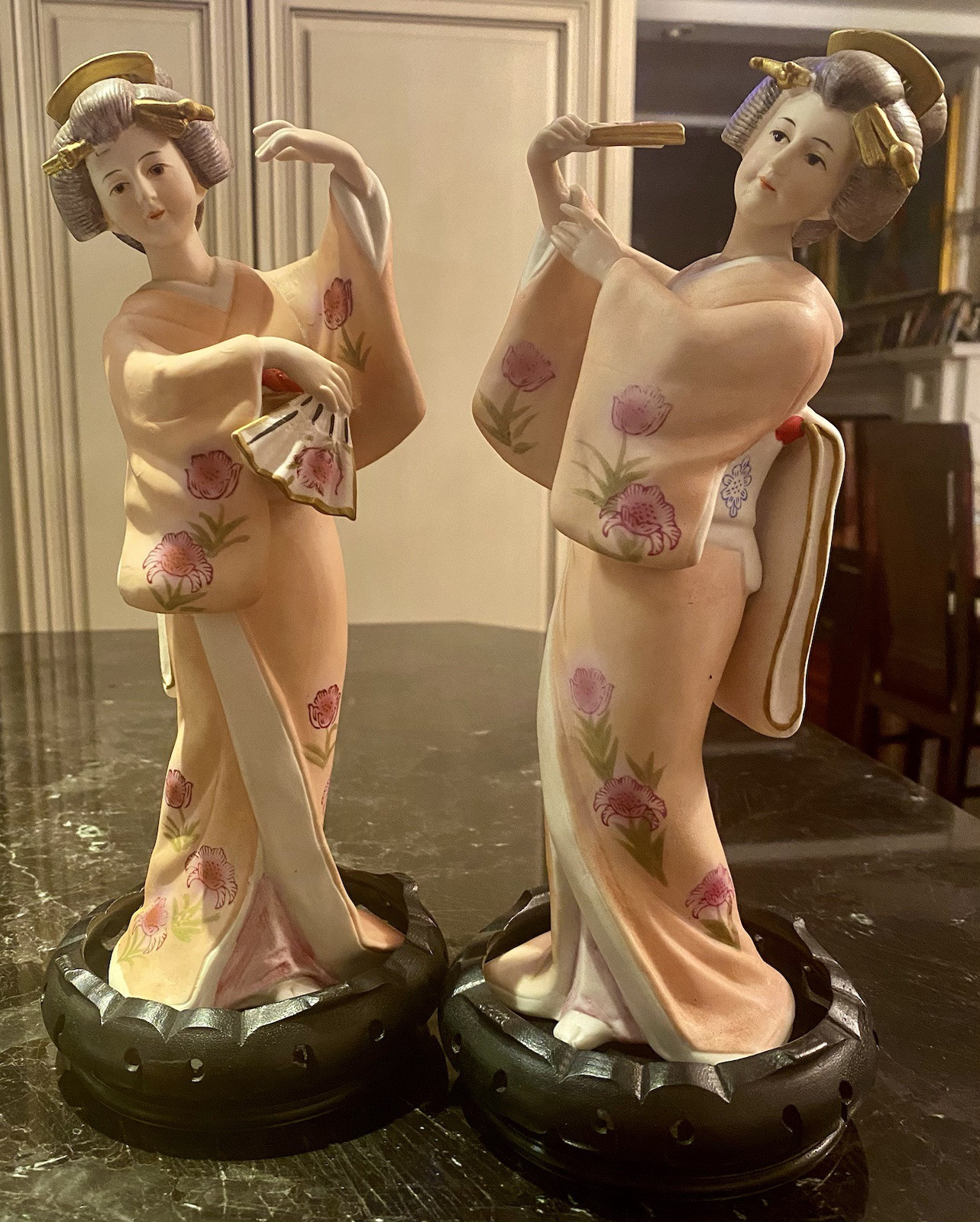 BEAUTIFUL RAREST VINTAGE PAIR OF CERAMIC GEISHA STATUES MADE IN JAPAN BEAUTIFUL RAREST VINTAGE PAIR OF CERAMIC GEISHA STATUES MADE IN JAPAN