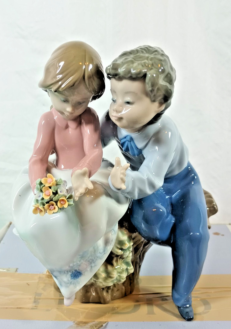 Lladro figurine "Just a Little Kiss" couple, original box, from Spain. DS07