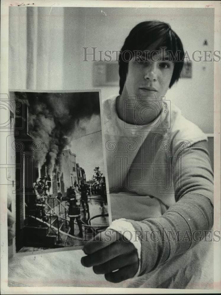 Bilo Rishka 1974 Press Photo Bill Rishka with photo of firefighters battling blaze ...