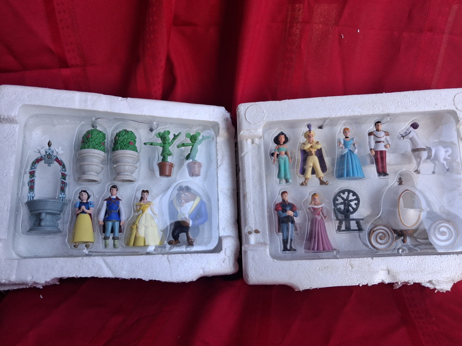Retired Disney World Cinderella Castle Set Replacement Parts and figurines 